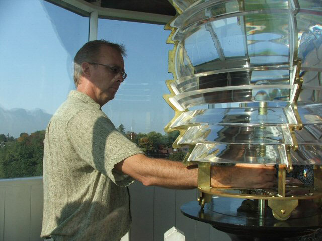 images/2007_Fresnel_Lens/Ed Gun setting the light.jpg